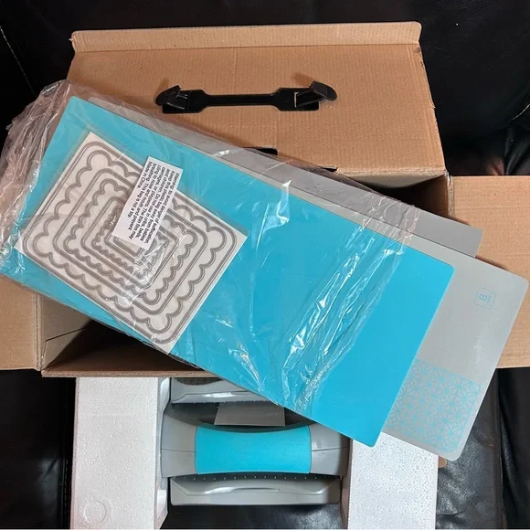 We R Memory Keepers Evolution Advanced die-cut & embossing machine - Picture 14 of 15